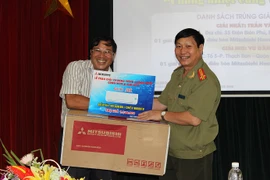 Báo ANTĐ trao giải cuộc thi “Cuồng nhiệt cùng World cup 2014”