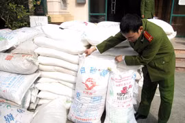 Hàng chục tấn ô mai, mì chính Trung Quốc "đổ bộ" về Hà Nội