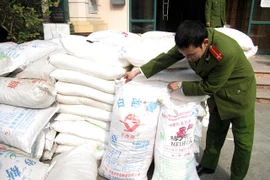 Hàng chục tấn ô mai, mì chính Trung Quốc "đổ bộ" về Hà Nội