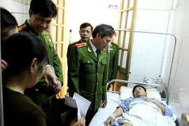 Lãnh đạo CATPHN thăm hỏi CBCS bị thương khi làm nhiệm vụ