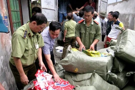 Phát hiện gần 8 tấn bao bì các nhãn hàng mì chính, xà phòng bị làm giả