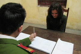 Em dâu bày mưu trộm két của chị chồng