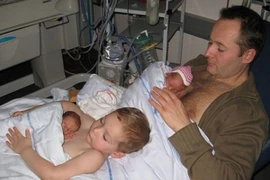 Bức ảnh bé trai giúp cha gây "bão mạng"