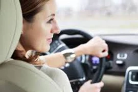 Đi ô tô vẫn cần bôi kem chống nắng