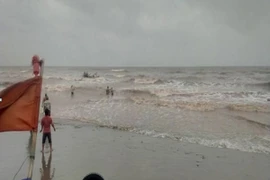 Ba nam sinh lớp 11 mất tích trên biển