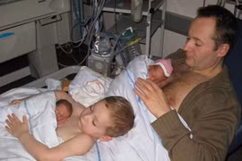 Bức ảnh bé trai giúp cha gây "bão mạng"