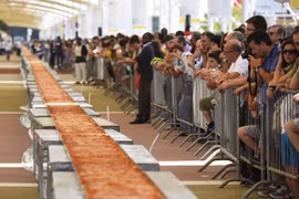 Chiếc bánh pizza dài tới 2km