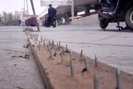 Rải đinh, "xử" xe đỗ sai vị trí