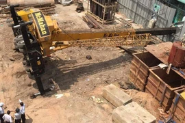 Cần cẩu đổ sập đè xuống trường mầm non