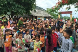 Tặng quà học sinh dân tộc thiểu số