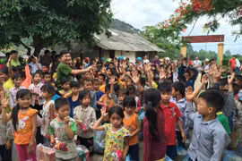 Tặng quà học sinh dân tộc thiểu số