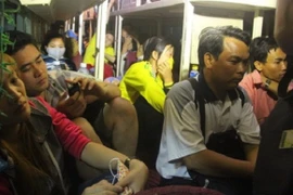 Xe khách 30 chỗ nhồi nhét 100 người, tăng giá vô tội vạ