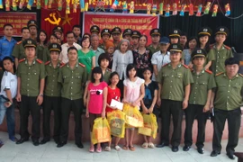 Những tấm lòng đến với Trung tâm nuôi dưỡng người già và trẻ tàn tật Ba Vì