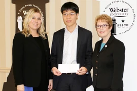 Lê Quang Liêm nhận 5.000 USD tiền thưởng vô địch SPICE cup 2015