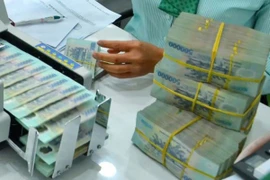 Lãi suất huy động thấp kỷ lục, dòng tiền vẫn không ngừng đổ vào các ngân hàng