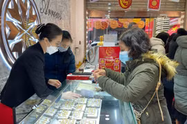 Sát ngày vía Thần Tài, giá vàng tiếp tục giảm mạnh