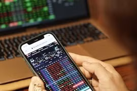 Cổ phiếu lớn đua nhau xanh tím, VN-Index vượt 1.700 điểm