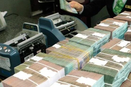 Bất chấp lãi suất thấp, tiền gửi vào hệ thống ngân hàng vẫn lập kỷ lục mới