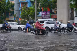 Nhiều tuyến phố Hà Nội ngập sau mưa lớn