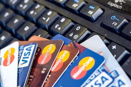 Ngân hàng mập mờ tính phí, lãi, khách hàng mở thẻ tràn lan, ngã ngửa vì bỗng dưng mắc nợ