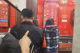 Giá vàng trong cơn biến động chưa từng có: Nhà vàng lãi đậm, người mua nếm “trái đắng”