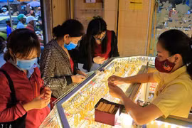 Giá vàng giảm xuống “đáy” 2,5 tháng, đã đến lúc “săn giá hời”