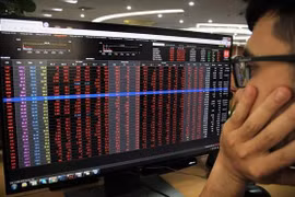 Chứng khoán “đỏ lửa”, cổ phiếu “họ FLC” đồng loạt giảm sàn, trắng bên mua