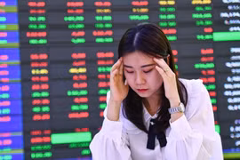 “Mưa án" hủy niêm yết, nhà đầu tư chứng khoán như “ngồi trên đống lửa”