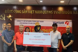 Tài xế xe ôm ở TP.HCM lĩnh thưởng Vietlott 96 tỷ đồng