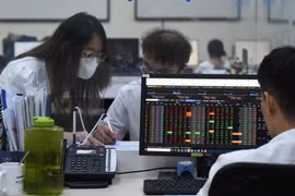 VN-Index quay đầu giảm mạnh, đánh mất sắc xanh cuối phiên