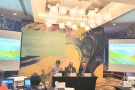 ADB: Tăng trưởng kinh tế Việt Nam chậm lại do cầu bên ngoài suy yếu