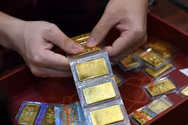 Giá vàng giảm mạnh trước lo ngại lãi suất tăng