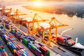 Cán cân thương mại thặng dư gần 14 tỷ USD trong 8 tháng đầu năm