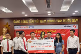 Người đàn ông Gia Lai trúng Vietlott gần 257 tỷ đồng lĩnh thưởng