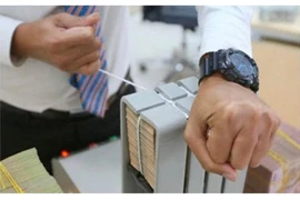 Các ngân hàng phải vay mượn nhau với lãi suất 11-12%/năm