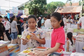  Các em nhỏ nô nức dự Hội sách Thiếu nhi tại Văn Miếu