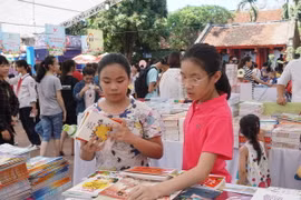  Các em nhỏ nô nức dự Hội sách Thiếu nhi tại Văn Miếu