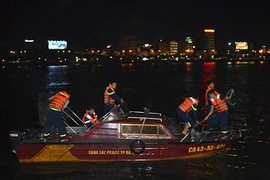 Tàu du lịch lật úp trên sông Hàn, nhiều người mất tích