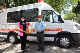 Chuyển giao 20 máy thở, 9 xe cứu thương cho Sở Y tế Hà Nội