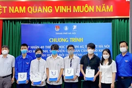 Tiếp nhận và trao tặng thiết bị điện tử cho học sinh có hoàn cảnh khó khăn