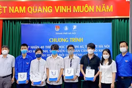 Tiếp nhận và trao tặng thiết bị điện tử cho học sinh có hoàn cảnh khó khăn