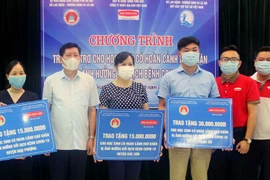 Trao kinh phí hỗ trợ cho 200 trẻ em có hoàn cảnh khó khăn