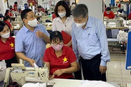 Hà Nội: Tiền hỗ trợ từ quỹ bảo hiểm thất nghiệp bắt đầu chuyển vào tài khoản người lao động