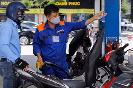 Giá xăng tăng mạnh, xăng RON 95 sắp chạm mốc 21.000 đồng/lít