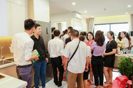 Nóng thị trường bất động sản cuối năm, khách hàng đổ xô vào khu vực phía Tây