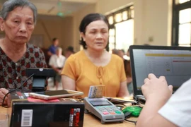 Tăng số người nhận lương hưu, trợ cấp không dùng tiền mặt lên 50% trong 2021