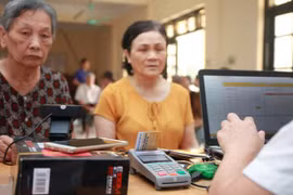 Tăng số người nhận lương hưu, trợ cấp không dùng tiền mặt lên 50% trong 2021