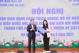 Hà Nội: Bàn giao 260 hồ sơ ứng cử ĐBQH khóa XV và Đại biểu HĐND TP khóa XVI