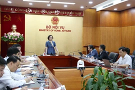 Bộ Nội vụ quy định công chức không mặc quần bò, váy xẻ tà cao ở nơi làm việc