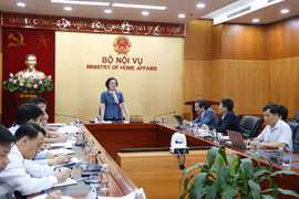 Bộ Nội vụ quy định công chức không mặc quần bò, váy xẻ tà cao ở nơi làm việc